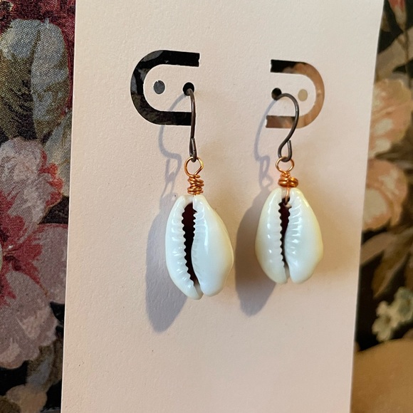 🐚 Genuine Cowrie Sea Shell Earrings - Picture 1 of 2